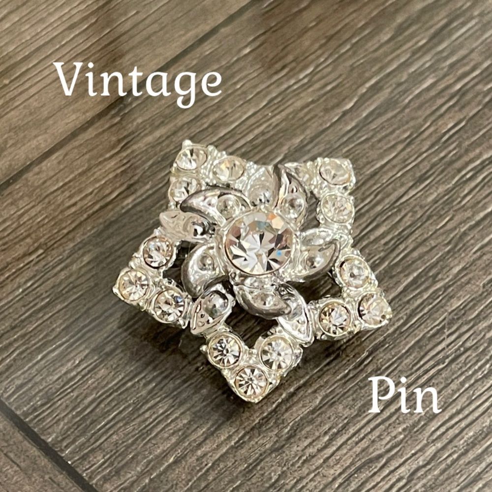 Vintage Star Shaped Silver-tone Rhinestone Crystal Brooch